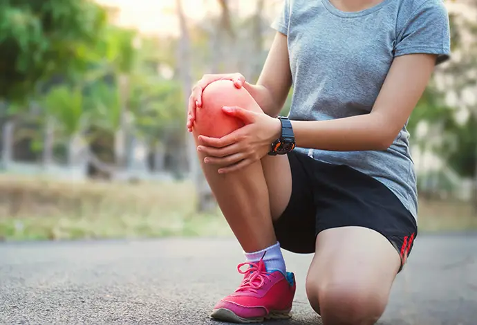 runer woman with knee injury and pain